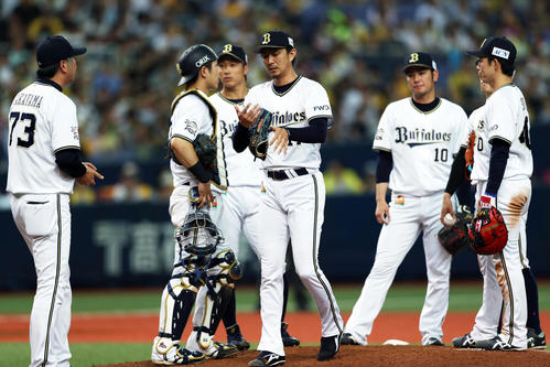 9回表阪神2死一、二塁、福留に2点適時二塁打を浴び、降板する増井（中央）（撮影・前田充）