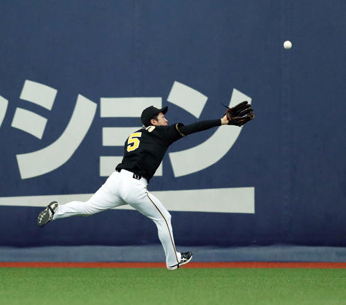 4回裏オリックス2死二塁、大城の打球を懸命に追うも捕れない中堅手近本（撮影・前田充）