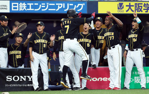 オリックス対阪神　9回表阪神2死一、二塁、福留の点適時二塁打で生還した糸井（中央）を笑顔で迎える阪神ナイン（撮影・前田充）