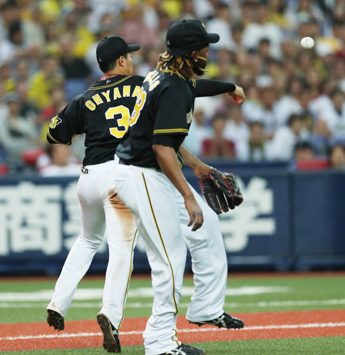 オリックス対阪神　10回裏オリックス無死一、二塁、小田のバントを三塁へ送球し、二塁走者の佐野を封殺する大山（左）（撮影・前田充）