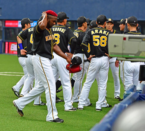 4回、オリックスに先制を許し悔しげなガルシア（手前）と円陣を組む阪神の選手たち（撮影・清水貴仁）