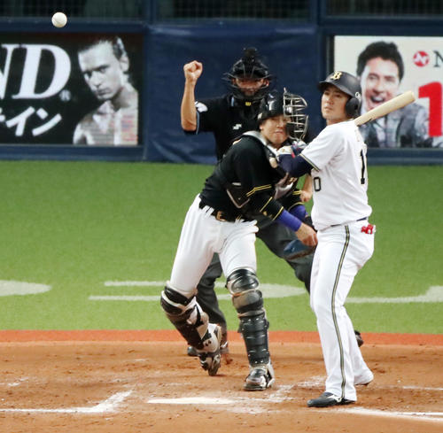 7回裏オリックス2死一塁、梅野は打者大城のとき、一走小田の二塁盗塁を刺す（撮影・加藤哉）