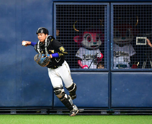 11回裏オリックス1死二塁、暴投でボールを捕りにいく捕手梅野（撮影・清水貴仁）