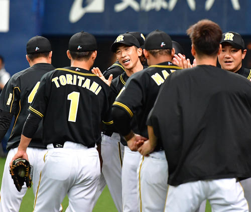 延長12回引き分けで選手を出迎える矢野耀大監督（撮影・清水貴仁）