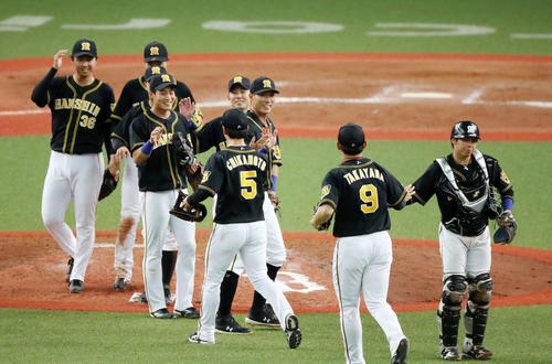 オリックスと引き分けマウンドでハイタッチする阪神ナイン（撮影・加藤哉）