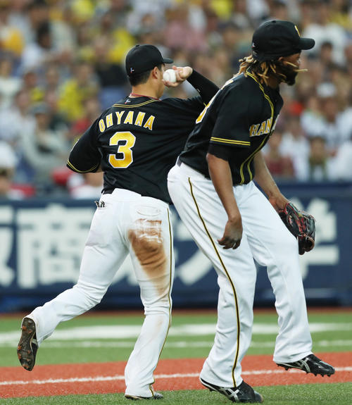 10回裏オリックス無死一、二塁、小田のバントを三塁へ送球し、二塁走者の佐野を封殺する大山（左）（撮影・前田充）
