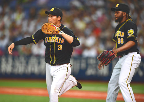 10回裏オリックス無死一、二塁、小田裕也のバントゴロをすばやいダッシュで三塁アウトにする一塁手大山悠輔（左）、右はラファエル・ドリス（撮影・清水貴仁）