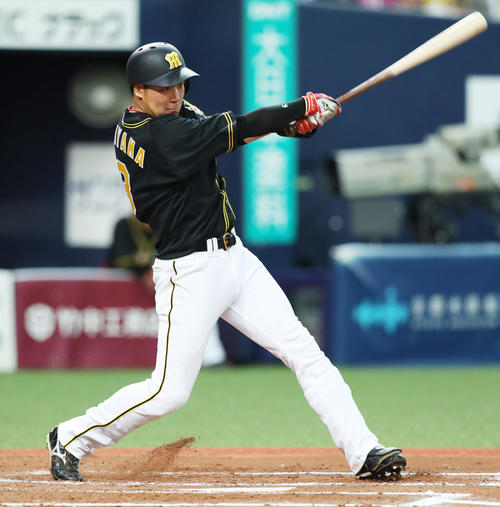 7回表阪神無死一、二塁、右翼線へ適時二塁打を放つ大山（撮影・前田充）