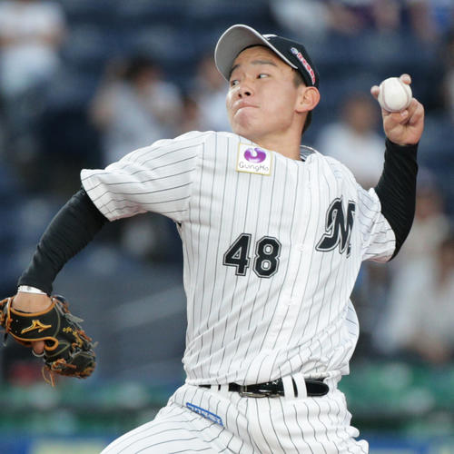 先発で登板し力投するロッテ中村稔（撮影・中島郁夫）