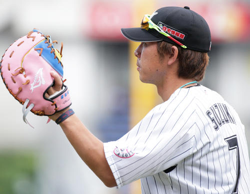 ピンク色のファーストミットを使用するロッテ鈴木（撮影・中島郁夫）