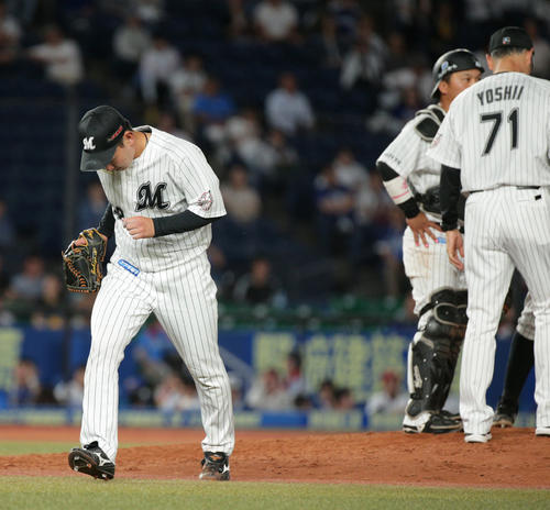 6回途中で降板するロッテ中村稔（撮影・中島郁夫）
