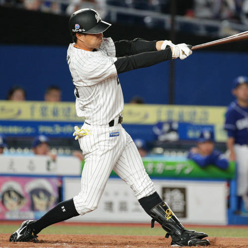 7回裏ロッテ1死二塁、適時二塁打を放つ岡（撮影・中島郁夫）