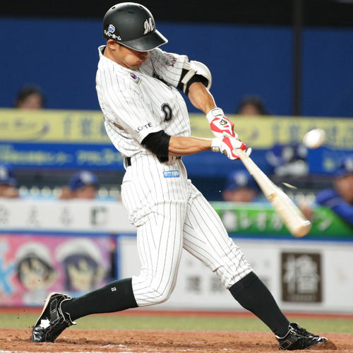  7回裏ロッテ2死二塁、適時打を放つ荻野（撮影・中島郁夫）