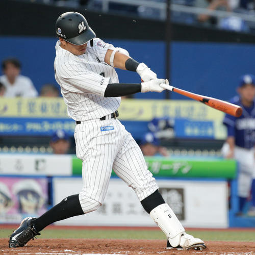 2回裏ロッテ無死一塁、先制2点本塁打を放つ中村奨（撮影・中島郁夫）