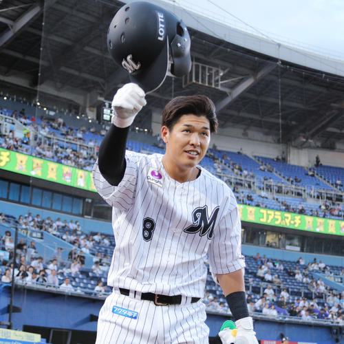 2回裏ロッテ無死一塁、先制2点本塁打を放ちスタンドの声援に帽子を振り応える中村奨（撮影・中島郁夫）