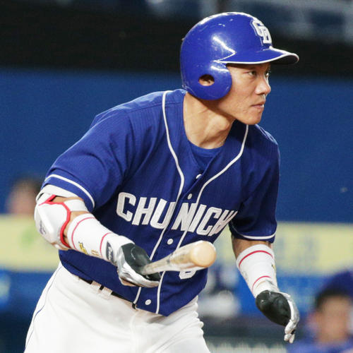 4回表中日無死一、二塁、右適時打を放つ大島（撮影・中島郁夫）