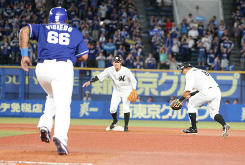 4回表中日1死一、三塁、福田の打球の処理にもたつく中村奨（右端）。野手藤岡、走者ビシエド（撮影・中島郁夫）