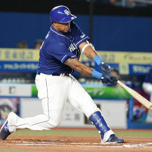 6回表中日無死二塁、適時打を放つビシエド（撮影・中島郁夫）