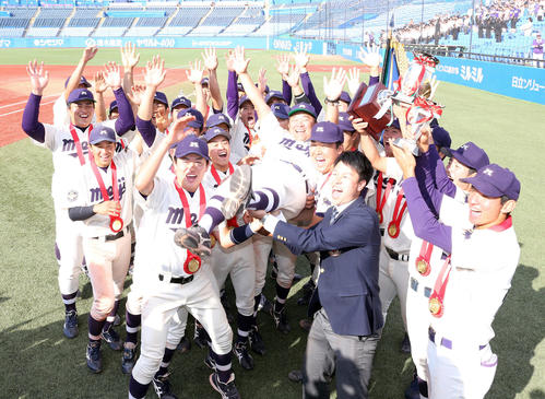 佛教大対明大 38年ぶりの優勝を決め、胴上げされる明大・善波監督(中央)(撮影・大野祥一)