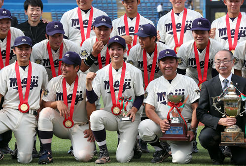 優勝し、集合写真でガッツポーズする明大・森下(中央)(撮影・大野祥一)