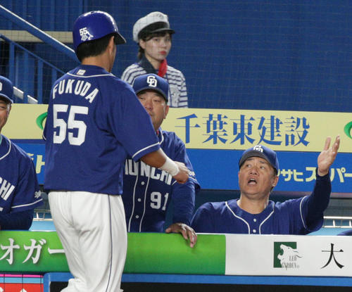 ロッテ対中日　4回表中日2死一塁、藤井の適時二塁打で生還する福田（左）を出迎える与田監督（撮影・中島郁夫）