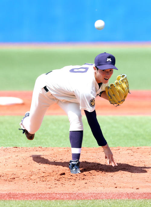 佛教大対明大　力投する明大・森下（撮影・大野祥一）