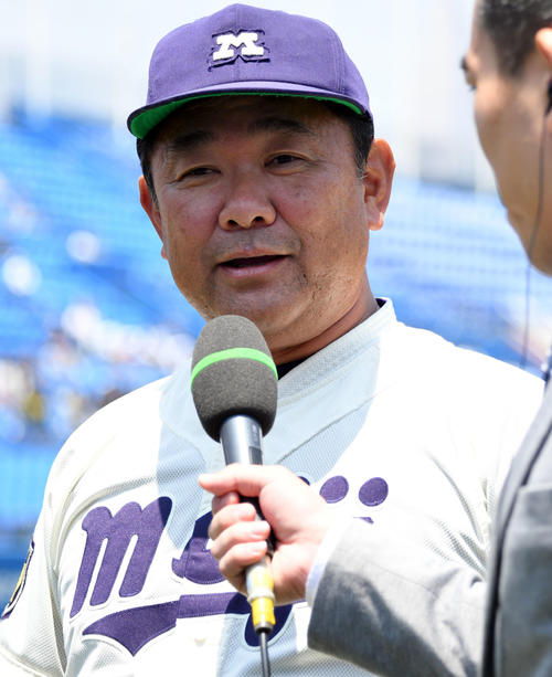 明大対東洋大　試合後、インタビューに応じる明大・善波監督（撮影・滝沢徹郎）