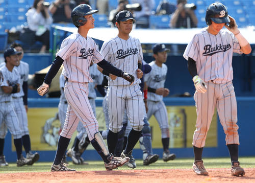 佛教大対明大　初優勝を逃し、肩を落とす佛教大の選手たち（撮影・大野祥一）