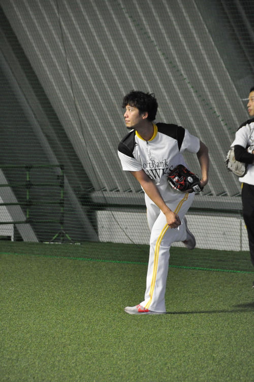 ソフトバンク岩崎はキャッチボールを行う