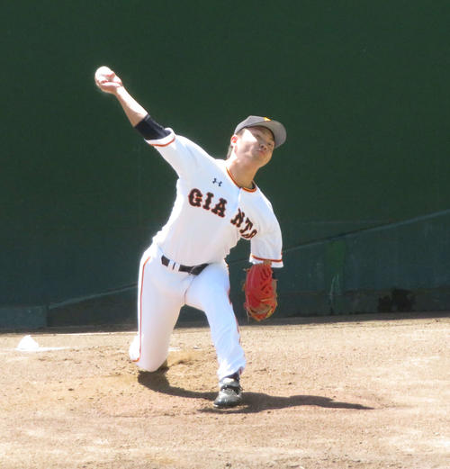 ジャイアンツ球場のブルペンでボールを投げる巨人高田（撮影・久保賢吾）