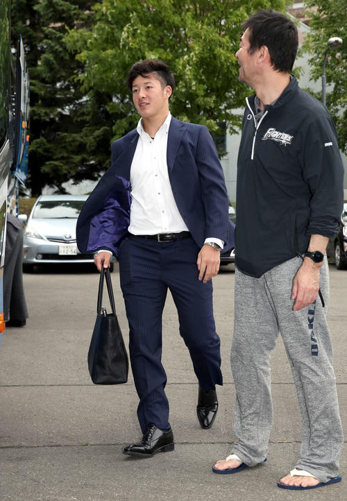 札幌市内にある寮を出てバスに乗り込む日本ハム吉田輝（撮影・佐藤翔太）