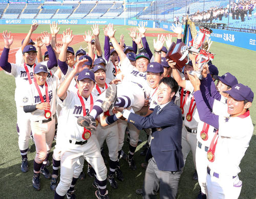 38年ぶりの優勝を決め、胴上げされる明大・善波監督（中央）（撮影・大野祥一）