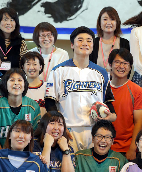 札幌市内にある手稲山口小学校を訪れ、ラグビーボールを持ちながら記念撮影に応じる日本ハム清宮（撮影・佐藤翔太）
