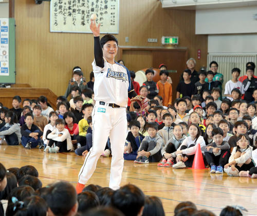 札幌市内にある手稲山口小学校を訪れ、子供たちとキャッチボールをする日本ハム清宮（撮影・佐藤翔太）