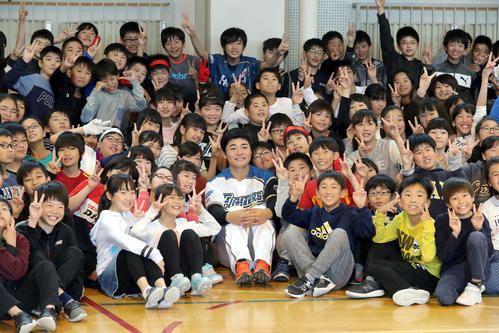 札幌市内にある手稲山口小学校を訪れ、子供たちと笑顔で集合写真に応じる日本ハム清宮（撮影・佐藤翔太）