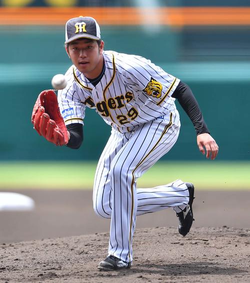 投内連係プレーの練習で調整する高橋（撮影・上田博志）