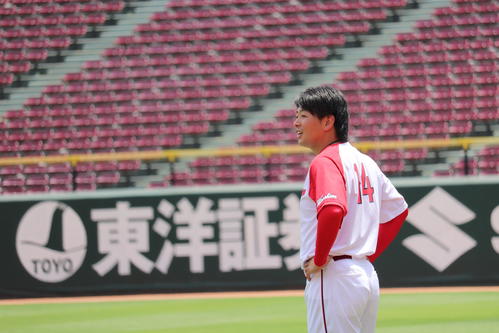 練習中にチームメートと会話する広島大瀬良（撮影・前原淳）