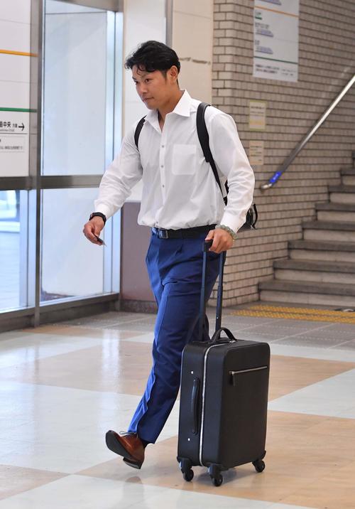 新幹線で岡山へ向かう阪神原口文仁（撮影・上田博志）