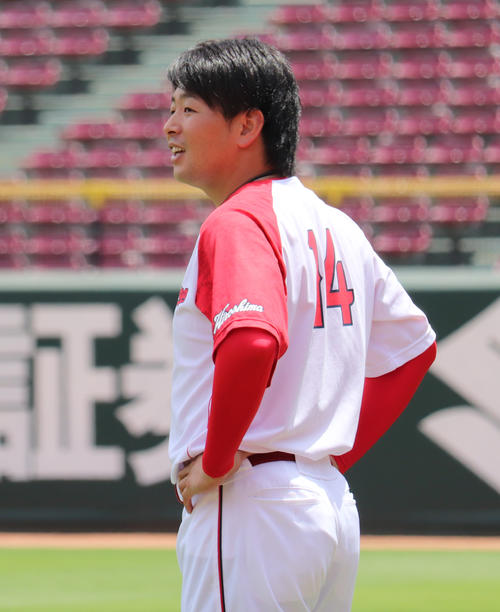 練習中にチームメートと会話する広島大瀬良