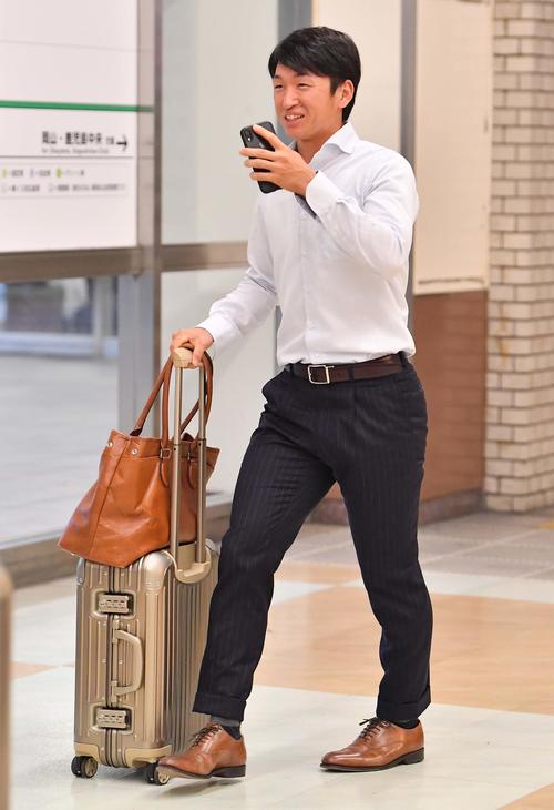 新幹線で岡山へ向かう阪神近本（撮影・上田博志）