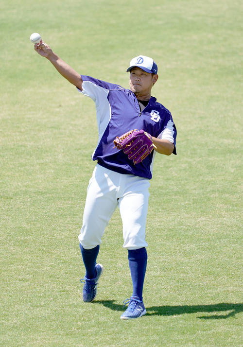 キャッチボールをする松坂（撮影・森本幸一）
