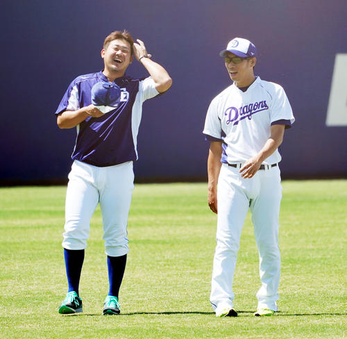 山井と談笑する松坂（撮影・森本幸一）