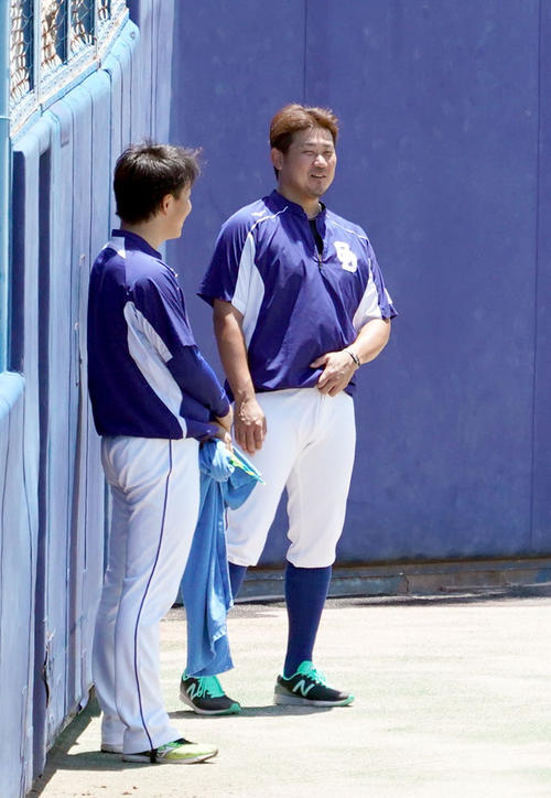 柳と話をする松坂（撮影・森本幸一）