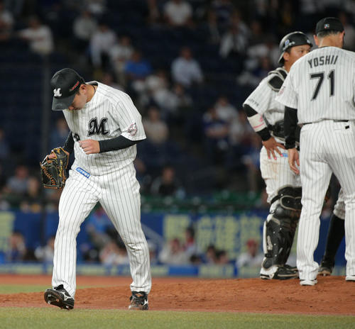 ロッテ対中日　6回途中で降板するロッテ中村稔（撮影・中島郁夫）