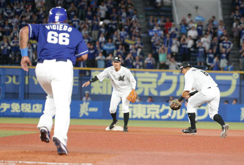 ロッテ対中日　4回表中日1死一、三塁、福田の打球の処理にもたつく中村奨（右端）。野手藤岡、走者ビシエド（撮影・中島郁夫）