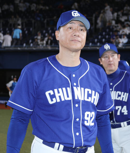 ロッテ対中日　ロッテに逃げ切り勝ちした中日与田監督（撮影・中島郁夫）