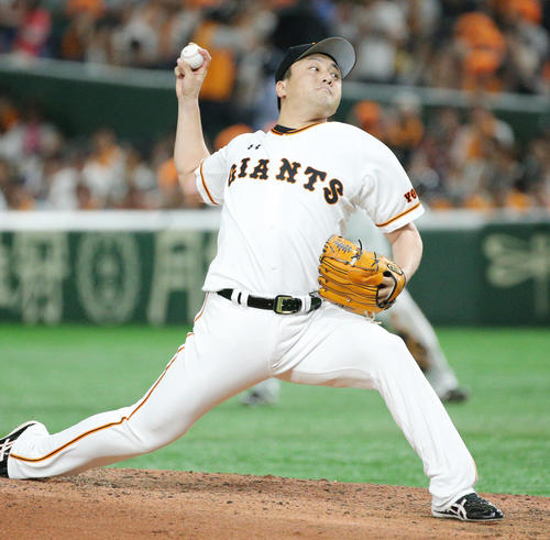 巨人対オリックス　力投する巨人沢村（撮影・中島郁夫）