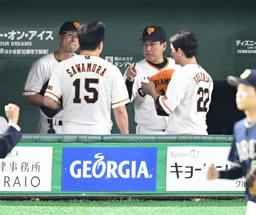 巨人対オリックス　7回表を終了し、沢村拓一と小林誠司を呼び指示を出す巨人原辰徳監督（撮影・たえ見朱実）