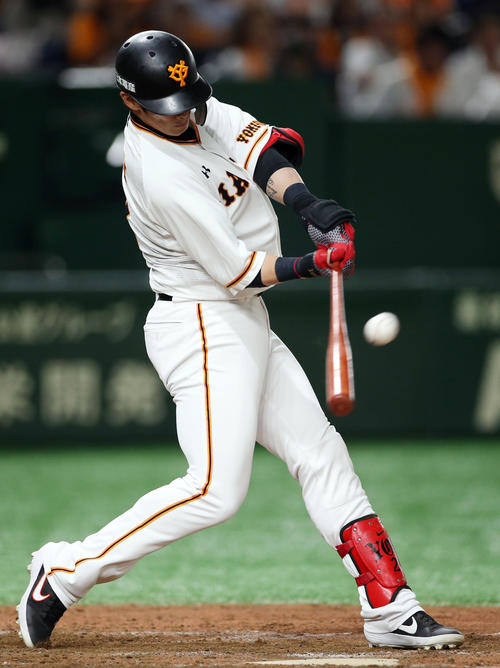 巨人対オリックス　8回裏巨人1死二塁、適時二塁打を放つ陽（撮影・狩俣裕三）