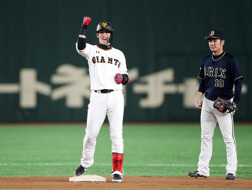 巨人対オリックス　8回裏巨人1死二塁、適時二塁打を放ち、ベンチに向かってガッツポーズを決める陽（左）。右は大城（撮影・狩俣裕三）